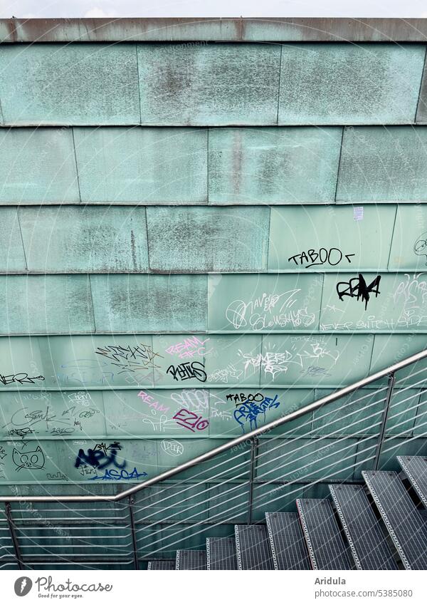 Grünspanwand mit Tags, Treppe und Treppengeländer Metall Wand tags Graffiti Menschenleer Schriftzeichen Zeichen Schmiererei Wandmalereien Typographie Stufen