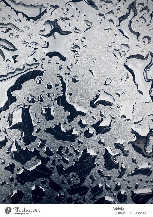 Wassertropfen auf schwarzer Metallfläche Tropfen Regen Fläche glatt Spiegelung Licht nass Nahaufnahme Regentropfen Strukturen & Formen