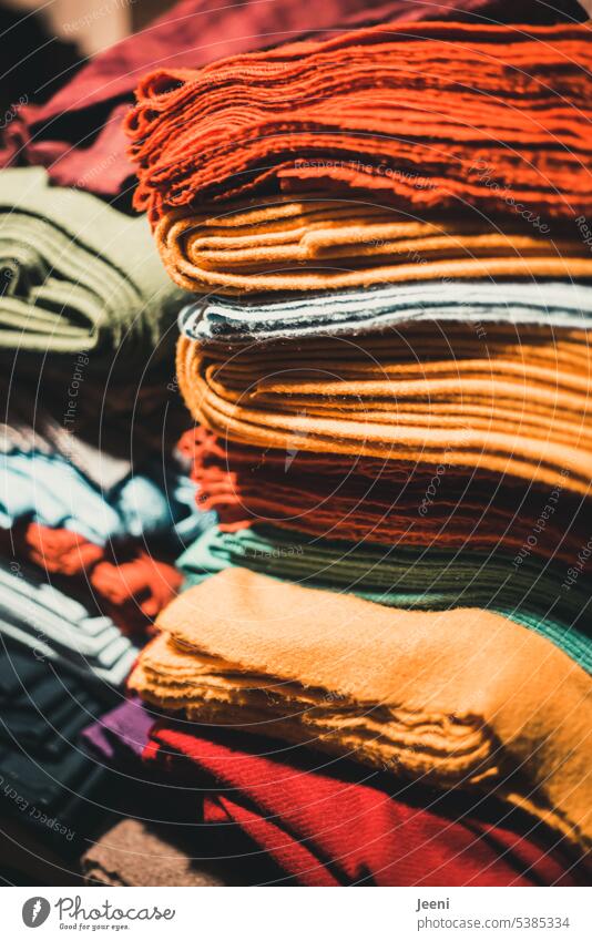 Gestapelte Stoffe übereinander Gewebe Textil Material Faser Handwerk Bekleidung Markt bunt Nähen Schneider Kreativität Decke Arbeit & Erwerbstätigkeit