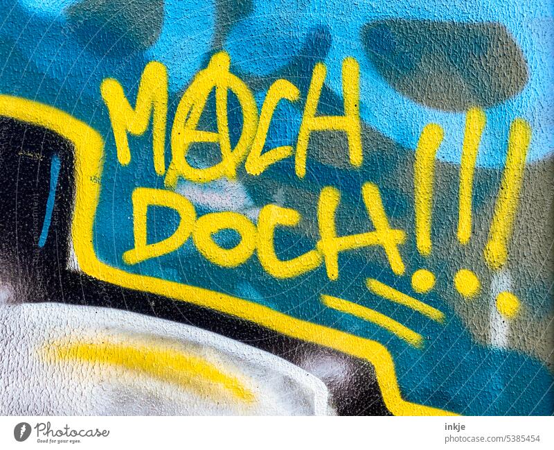 Graffiti Schriftzug Mach doch! menschenleer Farbfoto Anarchie Außenaufnahme gelb Blau Aktionismus Kommunikation Schriftzeichen Wand Zeichen Mauer Fassade Tag