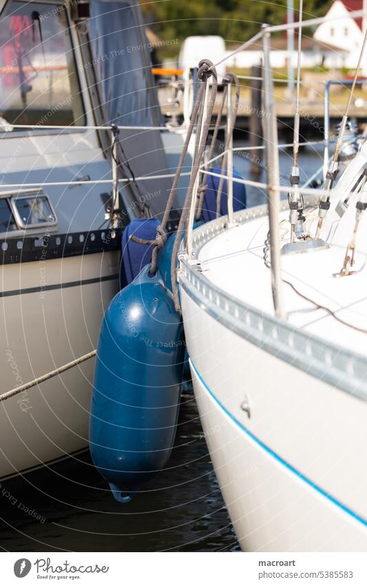 Fender zwischen 2 Boten verhindern Beschädigungen an der Außenhaut der Boote/ Schiffe schutz päckchen boote schiffe aufprallschutz Schutz blau nahaufnahme