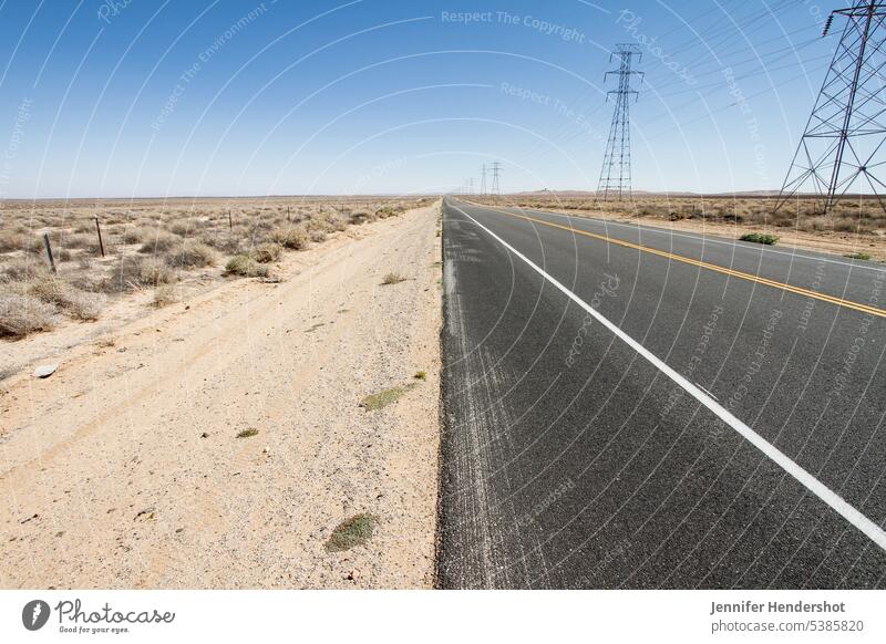Verlassene Autobahnen, die am Horizont verschwinden, Südkalifornien uns Ödland Hochwüste Vereinigte Staaten von Amerika Stromübertragungsmast Versorgungsmast