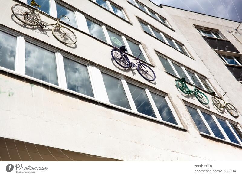 Fassade mit Fahrrädern architektur dessau dessau-süd reise sachsen-anhalt stadt städteurlaub tourismus haus fassade fenster fahrrad deko dekoration werbung