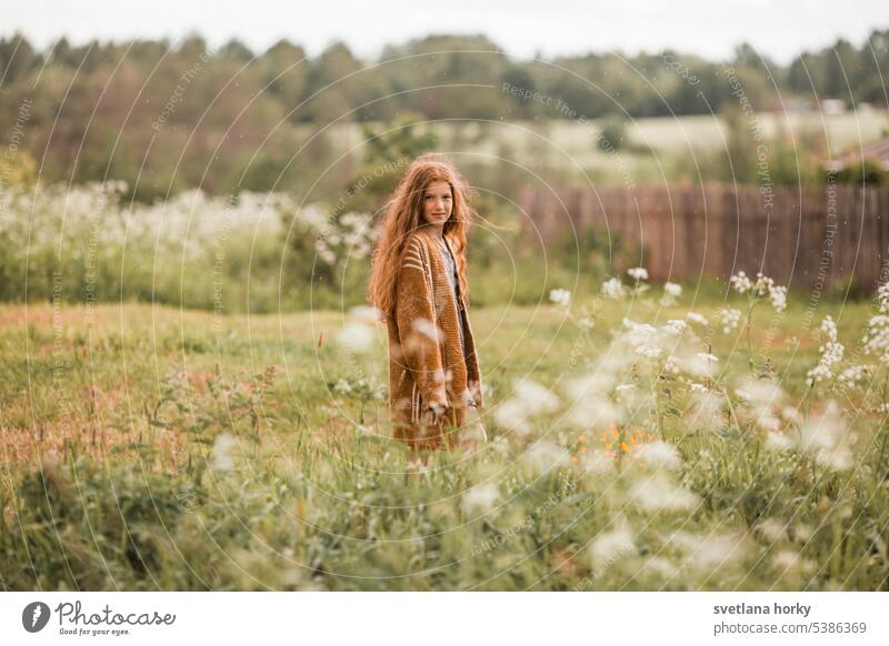 Rothaariges Mädchen auf dem Blumen Feld rot Lächeln schön lange Haare natürlich Model Porträt jung natürliche Farbe hübsch Schönheit Gesundheit Gesicht waldorf