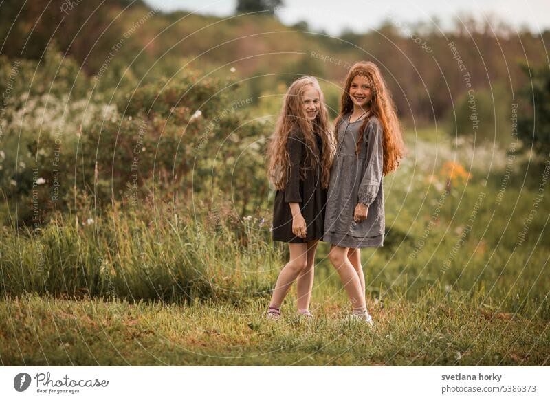 Zwei Freundinnen sammeln Blumen auf dem Feld rothaarig langes Haar lockig Landwirtschaft Naturliebe Spaziergang Gefühl Zufriedenheit Sonnenlicht