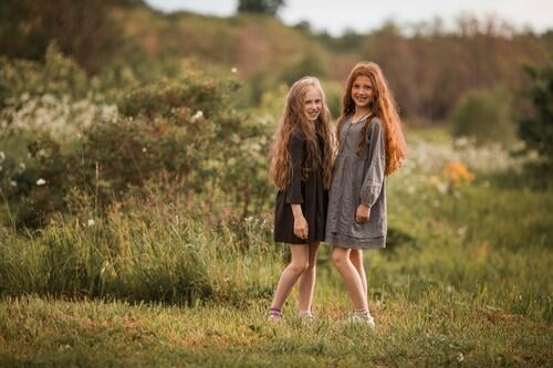 Zwei Freundinnen sammeln Blumen auf dem Feld rothaarig langes Haar lockig Landwirtschaft Naturliebe Spaziergang Gefühl Zufriedenheit Sonnenlicht