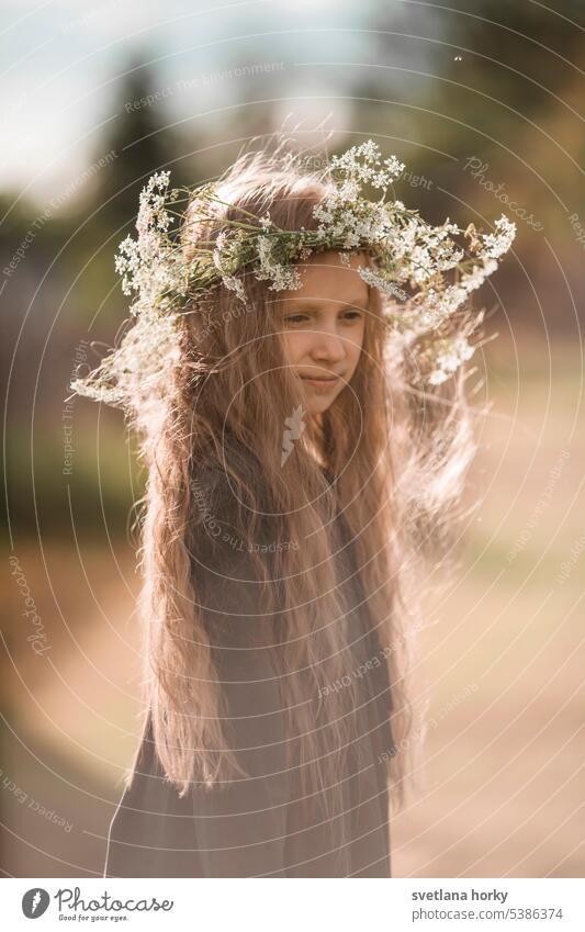 Blondes Mädchen mit Kranz waldorf natürliches Licht natürliche Farbe Blume hübsch Schönheit Model Porträt Rothaar jung Gesicht Lächeln schön lange Haare