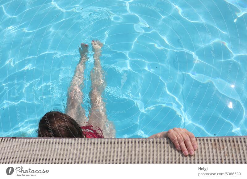 Mainfux-UT | Badenixe Mensch Frau Pool Wasser Swimmingpool baden Rand Hand Kopf Beine Schwimmen & Baden Erholung Sommer Freude Freizeit & Hobby festhalten