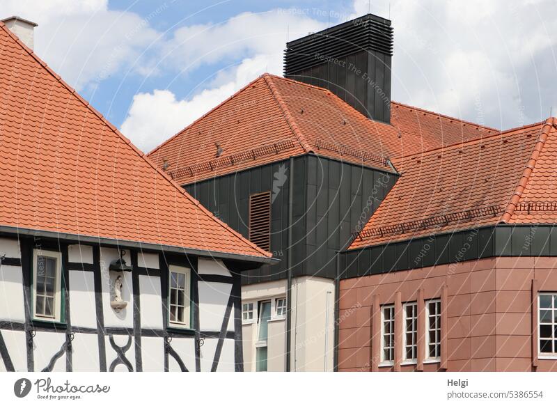 Mainfux-UT | alte Gebäude mit roten Dächern Haus Fachwerkhaus Architektur historisch Dach Ziegeldach Fenster Fassade Schornstein Himmel Wolken Bauwerk