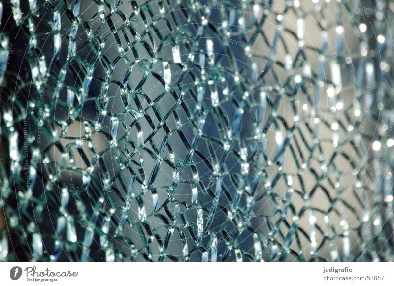 Gesplitterte Glasscheibe kaputt Scherbe Mosaik Licht springen durchsichtig verfallen Fensterscheibe Riss gebrochen Schatten blau Netz Strukturen & Formen