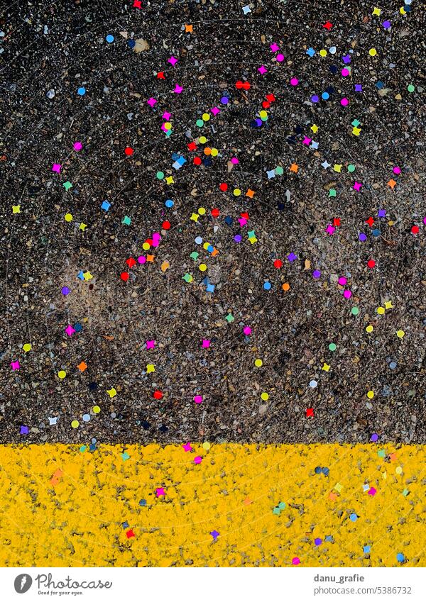 Bunte Konfetti am Boden mit gelben Zebrastreifen bunte konfetti konfetti Asphalt Karneval Silvester u. Neujahr Party Feste & Feiern Lebensfreude Freude farbig