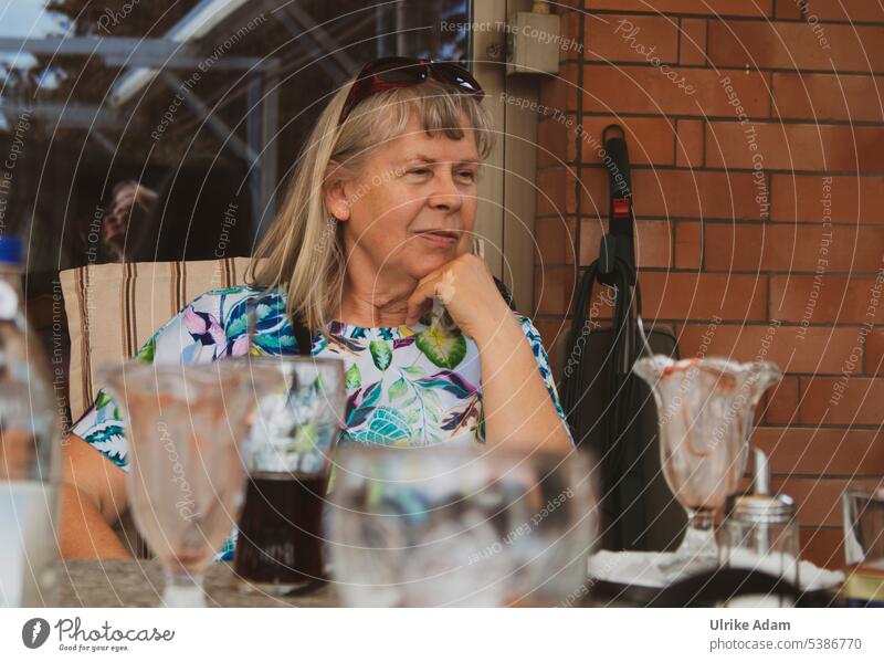 Mainfux |  Cafesieren...... Frau macht Pause und gönnt sich was ;-) heiter Freude positiv älter Glück zufrieden Porträt Glücklich Zufrieden Schmunzeln Rentnerin