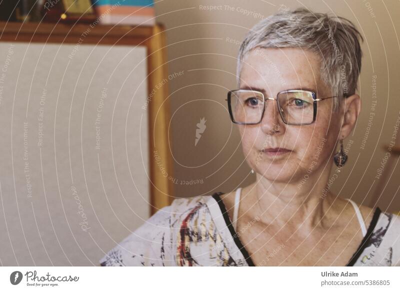 Mainfux | 'Ob das so richtig ist?' Frau schaut skeptisch kurzhaarig nachdenklich grauhaarig Brille feminin Erwachsene Mensch Fragender Blick Porträt Ohrringe