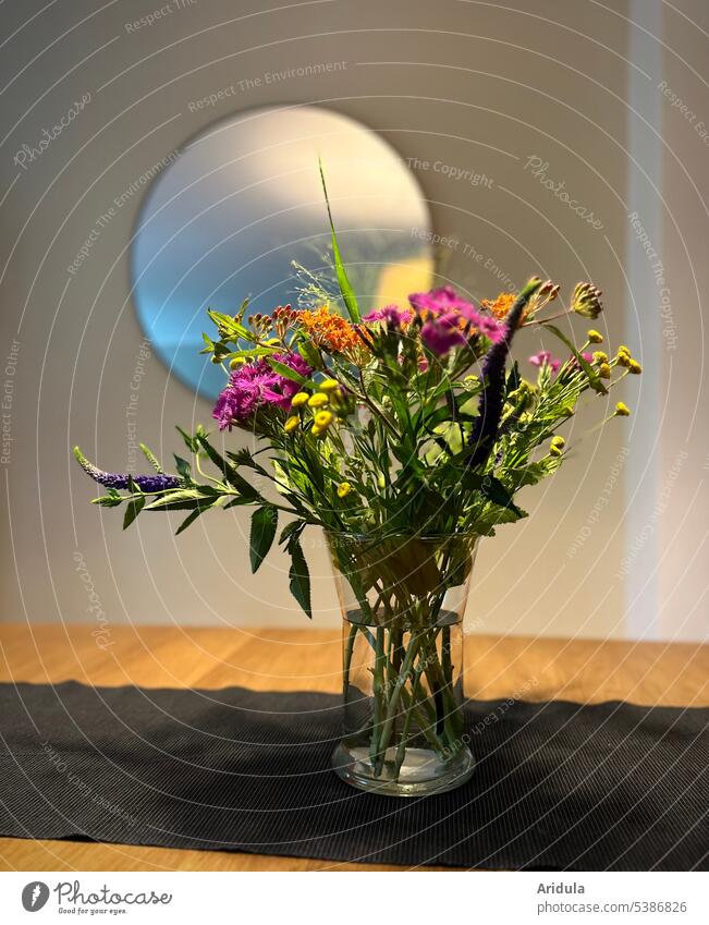 Farbenfroher Blumenstrauß auf dem Esstisch Blüte Gartenblumen Vase Tisch Holztisch bunt Spiegel Wand Zimmer Esszimmer zuhause Dekoration & Verzierung