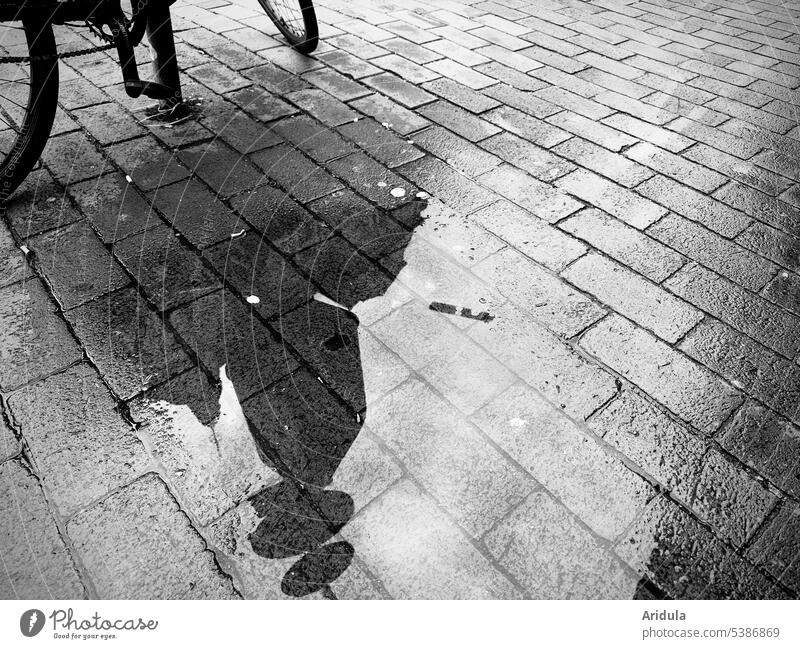 Spiegelung in einer Pfütze auf Pflastersteinen s/w Wasser Regen Fußgängerzone Reflexion & Spiegelung nass Straße Wetter Regenwetter Wege & Pfade