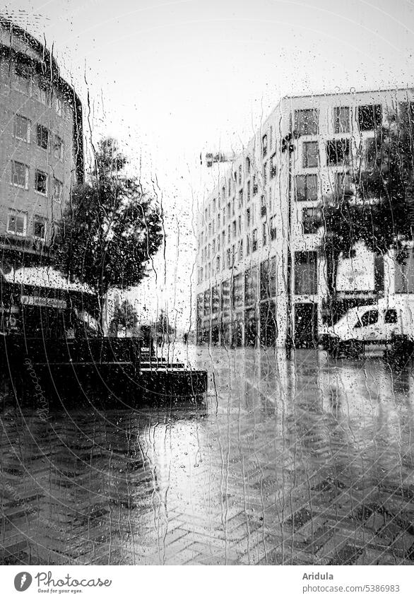 Blick durch die Fensterscheibe | Altona bei Regen s/w Fußgängerzone Pflastersteine Glasscheibe Regentropfen unscharf nass Tropfen Wassertropfen Wetter