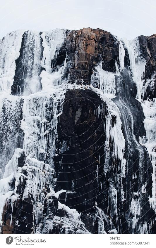 Wasserfall Gufufoss in Seydisfjördur auf Island Ostisland Seyðisfjörður frieren Frost vereist Eis Eisformen gefroren Schnee und Eis kalt weiß