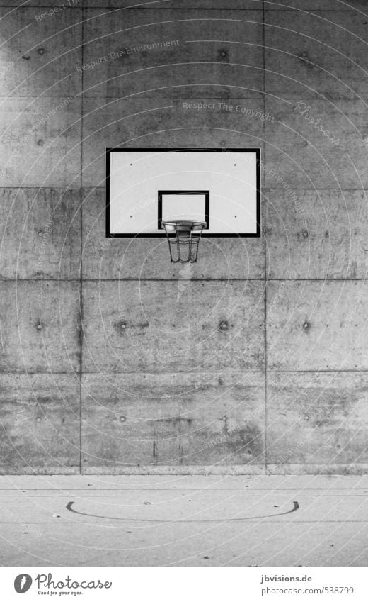 Basketballkorb Freizeit & Hobby Spielen Sport Ballsport sportlich Stadt grau schwarz weiß Schwarzweißfoto Außenaufnahme Menschenleer Textfreiraum oben