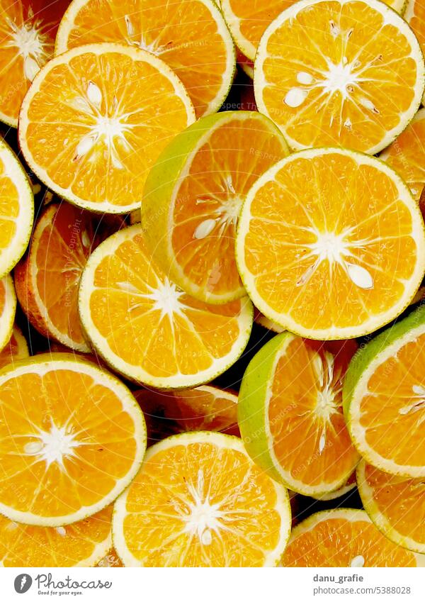 Halbierte Orangen Orangen halbiert orange Zitrusfrüchte Frucht frisch saftig süß vitaminreich Vitamin C Lebensmittel Gesunde Ernährung Farbfoto