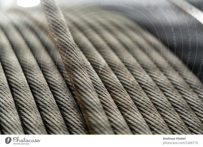 Große Seilwinde an Industrieanlage kabel kabeltrommel seil riemen stahlseil kran hebeanlage zug ziehen gewicht heben seilwinde rolle motor anlagen aufzug