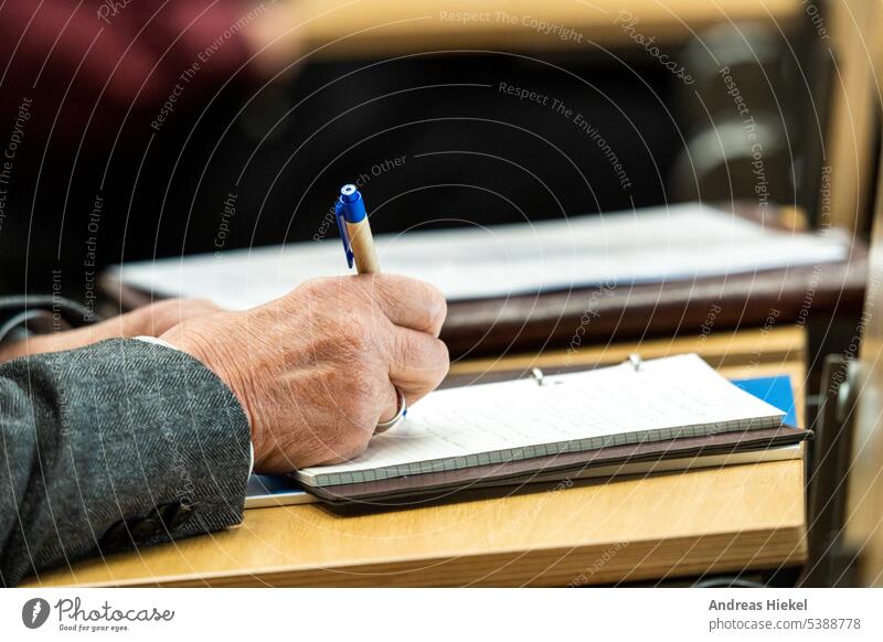Mann mit Anzug schreib im Seminar mann seminar alt stift kugelschreiber schreiben kurs unterricht lehrgang businnes unternehmer unternehmung geld finanz
