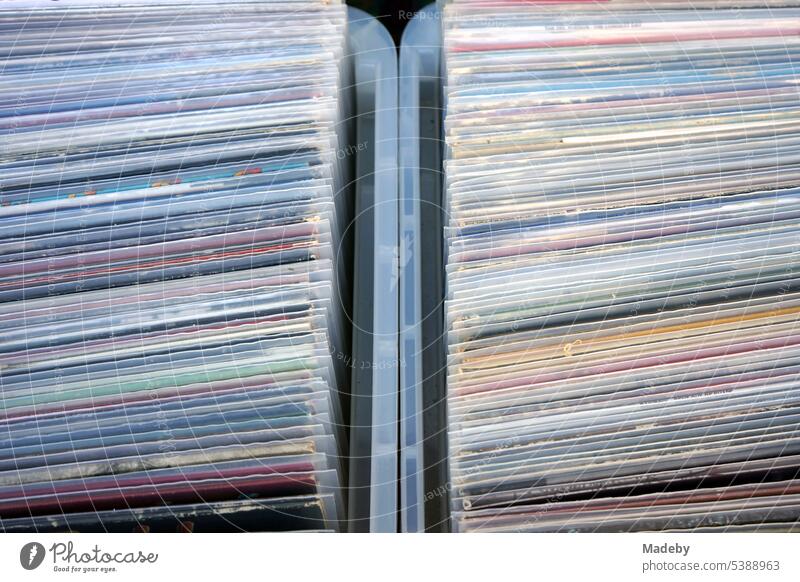Alte Vinyl Schallplatten und Langspielplatten in transparenten Kunststoffhüllen in Plastikbehältern vor einem alten Plattenladen im Stadtteil Bornheim in Frankfurt am Main in Hessen