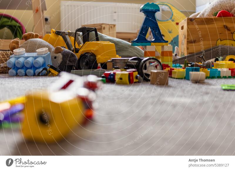 Spielzeugchaos im Kinderzimmer chaotisch unaufgeräumt Spielen Kindheit unordentlich dokumentarisch Alltagsfotografie