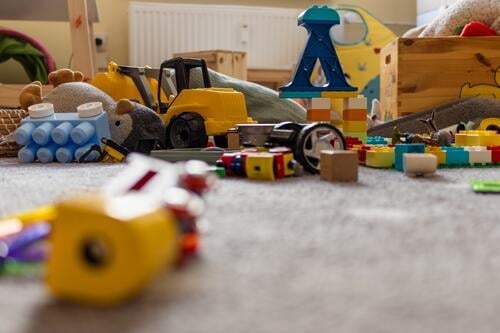 Spielzeugchaos im Kinderzimmer chaotisch unaufgeräumt Spielen Kindheit unordentlich dokumentarisch Alltagsfotografie