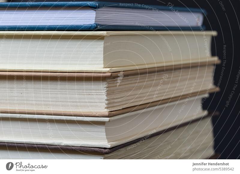 Schräges Makrofoto eines Stapels von Hardcover-Büchern Buch Bücherstapel Nahaufnahme Textfreiraum Bibliothek Makro-Fotografie natürliches Licht lesen horizontal