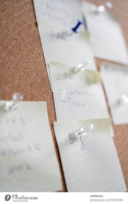 Eine Menge Notizen auf einer Pinnwand mit Pins Memo Blog Hinweis Stecknadel Büro Papier Holzplatte Aushang Erinnerung Cork Nachricht Bulletin Business
