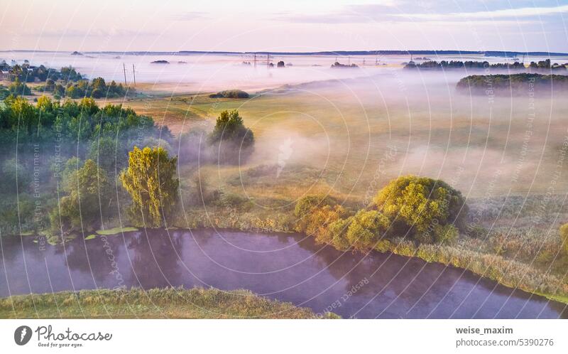 Luftaufnahme einer ländlichen Landschaft mit Fluss und üppigen Bäumen im Nebel Morgen Sonnenaufgang Sommer Panorama Baum Natur malerisch Wasser Cloud schön Wald