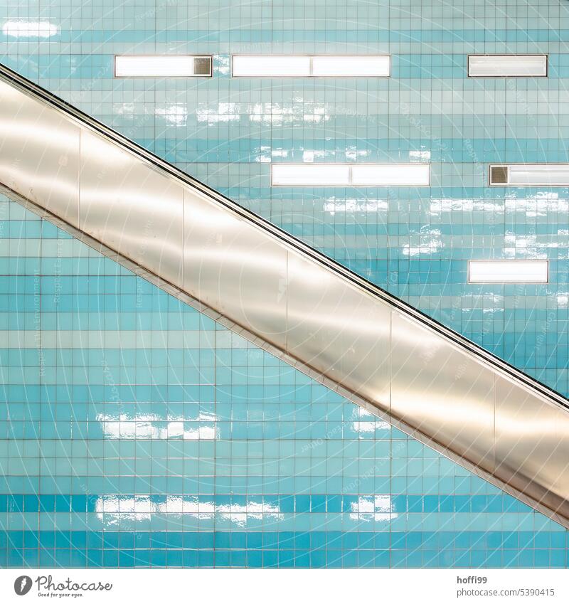 türkis blau weiße  Kacheln mit Silberstreif vorm Horizont - urbane Kühle im Untergrund abstrakt Muster Cover Tiefe Diagonale Licht Reflexion Wasser