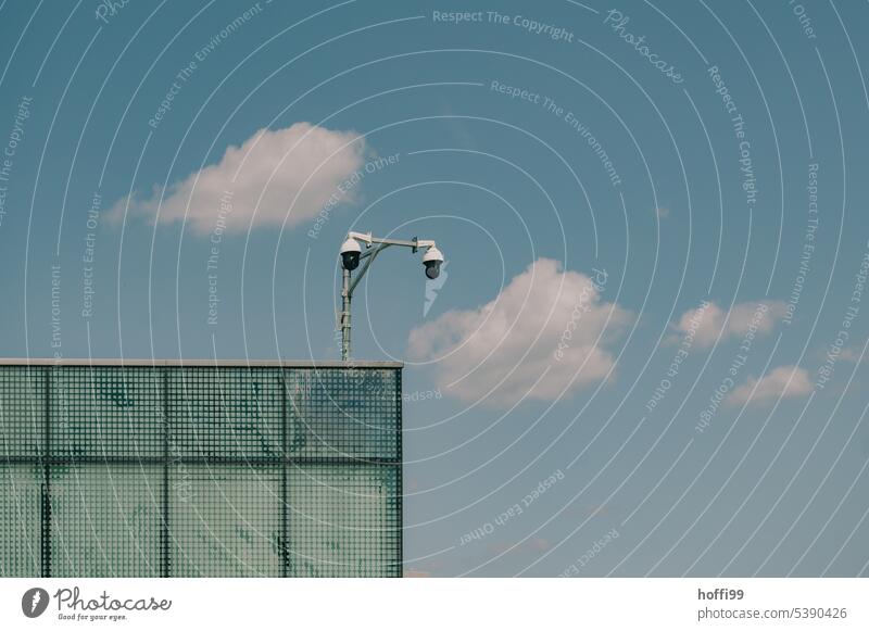 Überwachungskamera auf dem Dach einer Fabrikhalle vor blauem Himmel Videokamera Minimalismus Sicherheit Technik & Technologie beobachten Überwachungsgerät