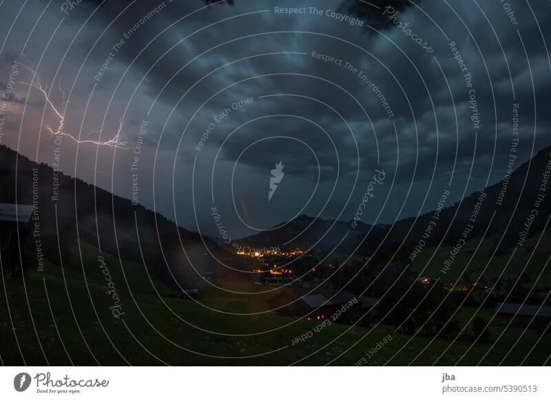 Gewitterstimmung über Gstaad Blitz Stimmung Nacht dunkel Wolken Saanenland Wetter Unwetter nachthimmel Urelemente Langzeitbelichtung Nachthimmel Himmel