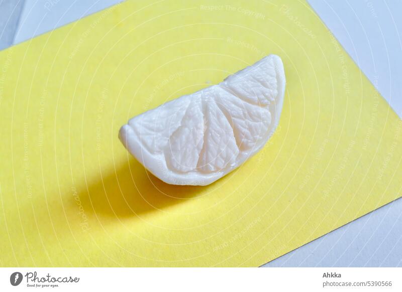 Weiße Zitronenscheibe aus Seife auf gelbem Untergrund Zitrusfrüchte Erfrischung Sommer natürlich schnitzen Gesundheit weiß neutral Frucht organisch