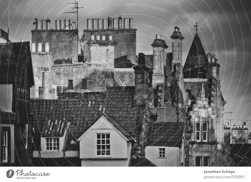 Edinburgh VII Schottland Großbritannien Stadt Altstadt Skyline bevölkert Haus Bauwerk Gebäude Architektur Fassade Dach Schornstein ästhetisch Schwarzweißfoto