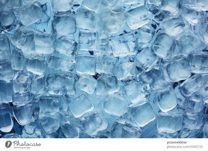 Frische Eiswürfel zum Kühlen des Getränks. Gefrorenes reines Wasser. Klare Eiswürfel Hintergrund. Draufsicht auf Eisstücke auf dem Tisch Würfel gefroren kalt