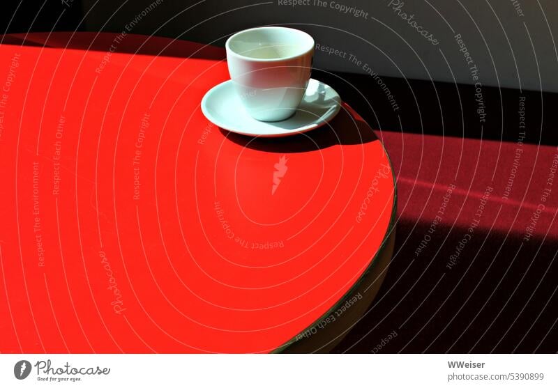 Ich sehe rot: Jemand hat meinen Kaffee ausgetrunken Tasse Tisch rund leer Cappuccino Espresso Getränk italienisch Schatten Licht Lokal Café heiß trinken Koffein