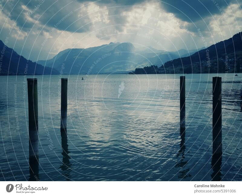 Sonnenlicht scheint durch die Wolken auf den Sarnersee Schweiz Natur Landschaft Außenaufnahme Farbfoto Menschenleer Tag Umwelt Weitwinkel natürlich