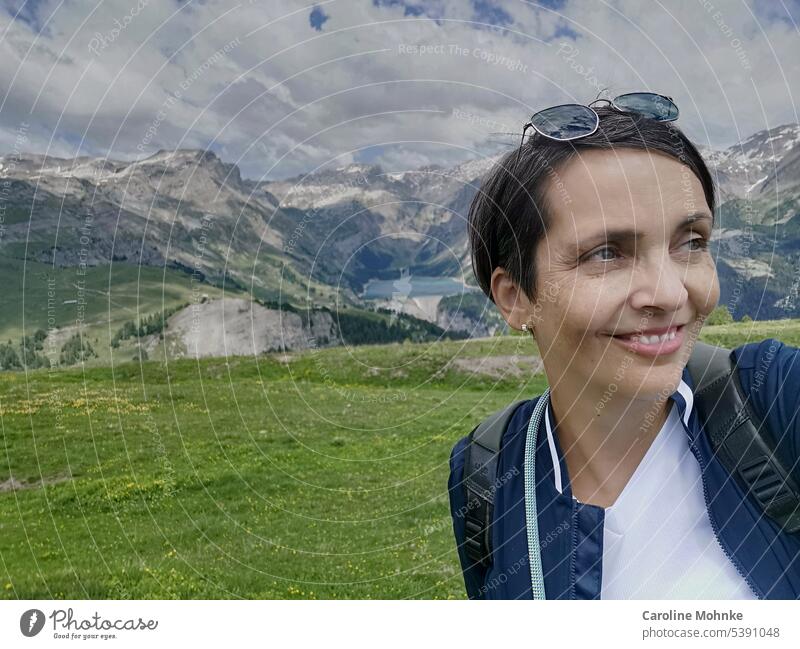 Frau in den Bergen Stausee Berge u. Gebirge Landschaft Natur Außenaufnahme See Wasser Alpen Himmel Farbfoto Gipfel Schönes Wetter Umwelt Schneebedeckte Gipfel