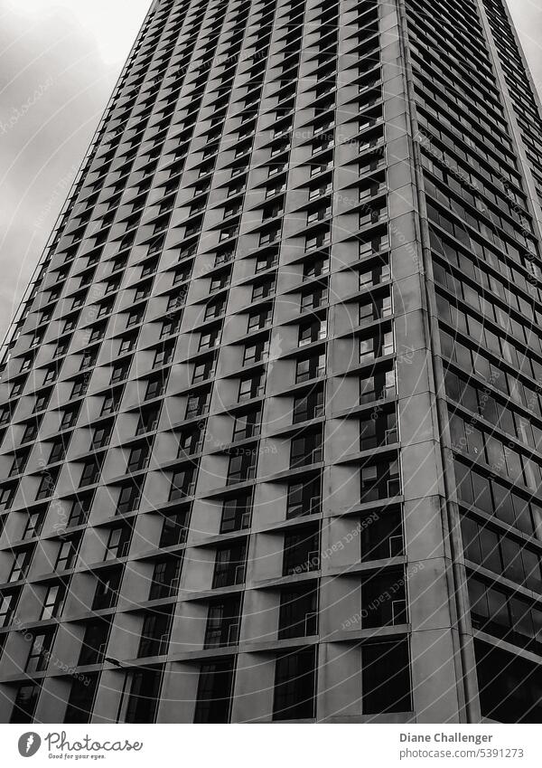 Großes, sich wiederholendes Gebäude! #Hochhaus#Gebäude#Stadt#Schwarzweiß#London#Wolkenkratzer Büro Himmel Ansicht urban Business