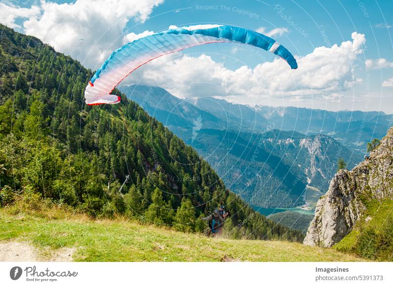 Paragliding vom Jennergrat, Start für Gleitschirmflieger und den alpinen Klettersteig Schützensteig Klettersteig. Berg Jenner, Berchtesgadener Land, Bayern, Deutschland