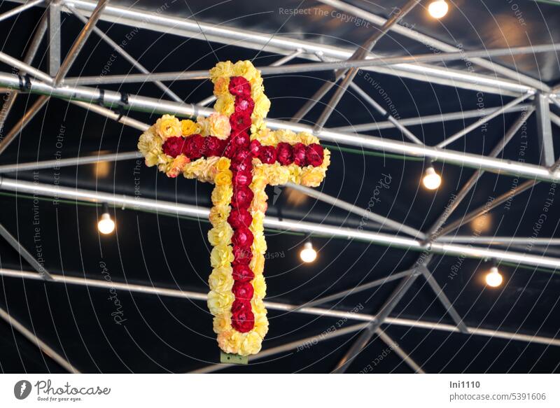 hängendes Kreuz mit Rosenblüten geschmückt Christentum Religion Gottesdienst feiern Schmuck Symbol Blumen Gesteck aufgehängt Meteall Stäbe Gestänge Bühne