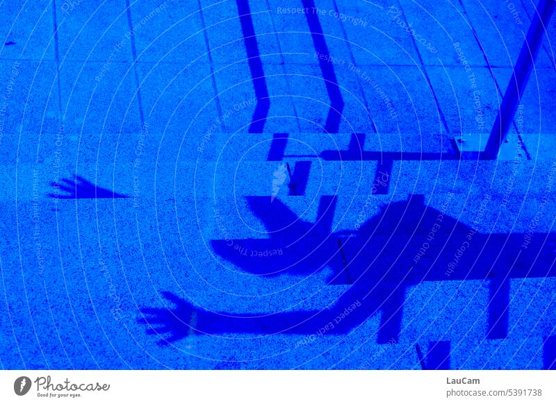 UT Bock auf Bochum | Blauer Geist blau Treppe Schatten Treppengeländer Geländer Schattenspiel Schatten werfen Treppenabsatz Hände Arme Arme hochhalten Finger