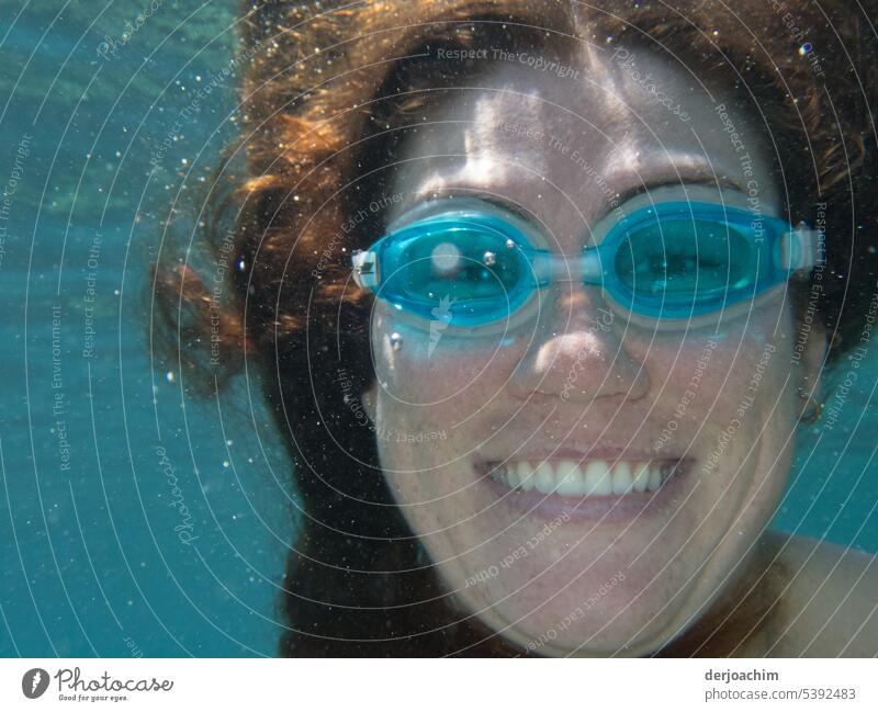 Unter Wasser kann ich auch lachen unter Wasser Frau Meer nass frisch MEER Sauberkeit Brille Lachen," Portrait, Leute, lächelnd," aqua türkis unterseeisch