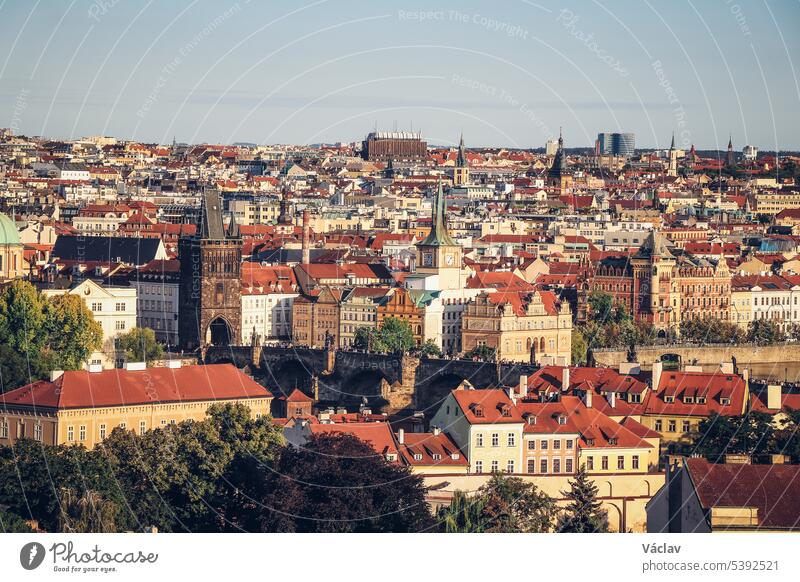 Die Altstadt von Prag unter den warmen Strahlen der untergehenden Sonne, die die Dächer der historischen Gebäude in der Hauptstadt der Tschechischen Republik beleuchten. Das Zentrum von Prag