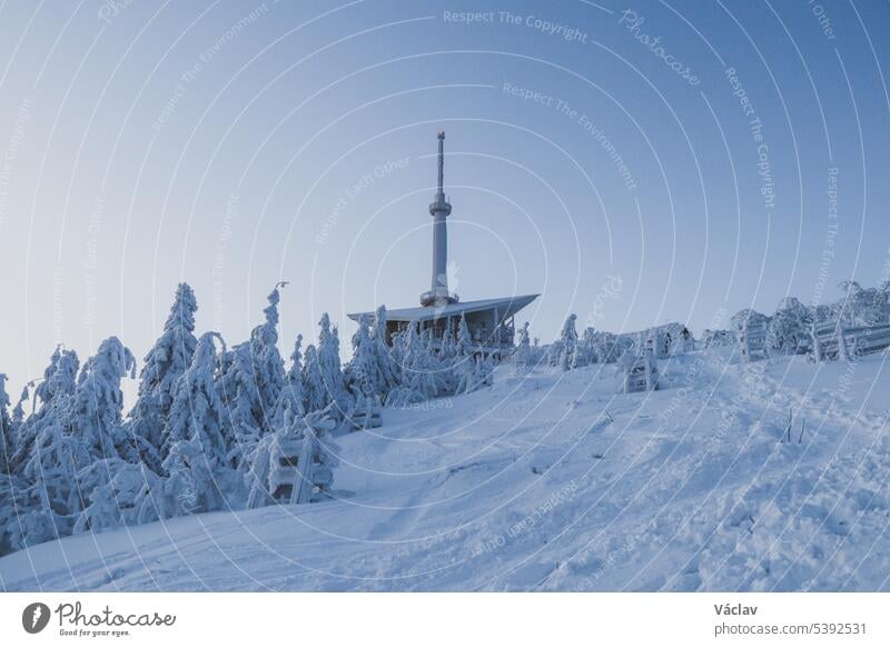 Frostiger Start in den Tag an der Funkstation auf dem Lysa Hora, dem höchsten Berg der Beskiden. Eiskruste auf dem Gebäude der Wetterstation. Aufwachen zum Leben
