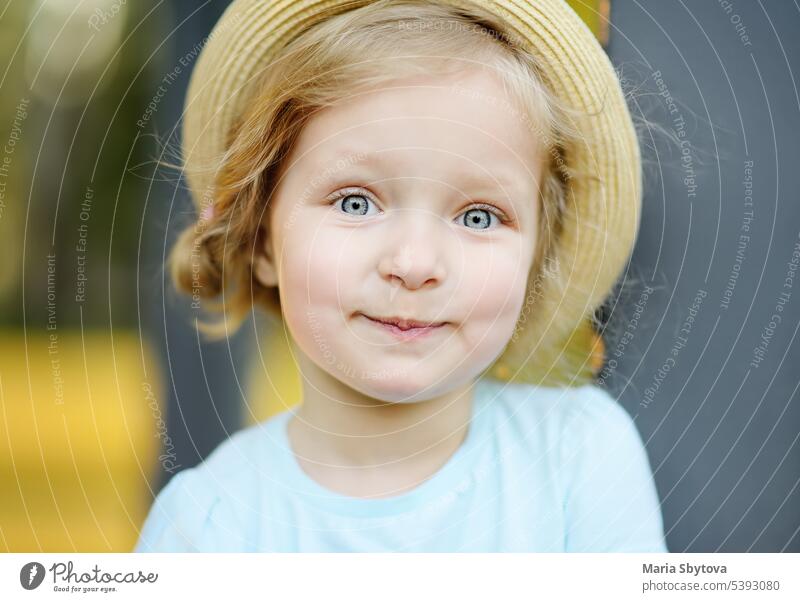 Nettes Kleinkind Mädchen im Freien Porträt im Sommer Tag Hut Stroh konform Kaukasier gefügig Kind blond Behaarung Baby Auge blau Dame wenig Windstille Glück
