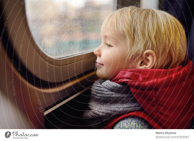 Kleiner Junge schaut aus dem Fenster des Wagens in der U-Bahn in New York, USA. Kind Zug Türen New York State Passagier Großstadt Metropolitan Amerikaner