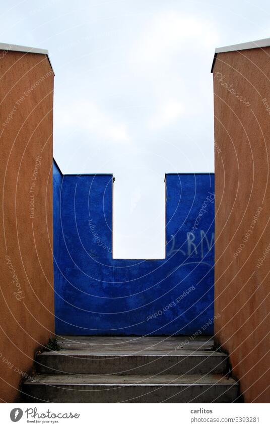 Zur schönen Aussicht  | Treppe hoch und nach unten sehen Wand blau terracotta Mauer Zinne Ausschnitt Expo Gelände Hannover Architektur Bauwerk eckig
